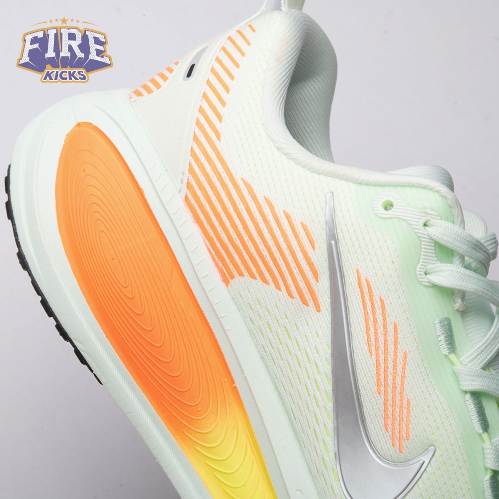 Nike Vomero 18 Barely Green Hyper Crimson HM6803-300 Unisex